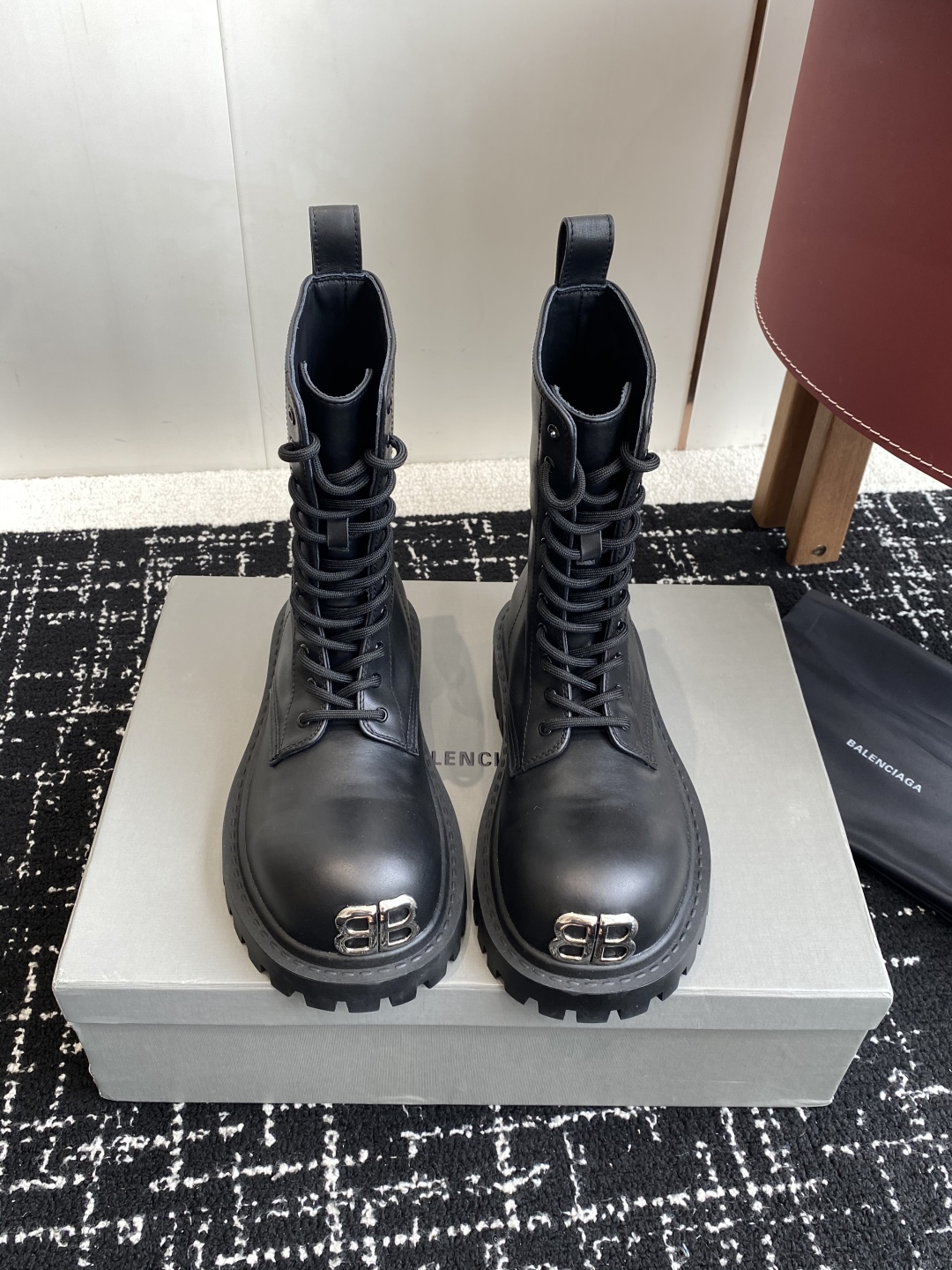 代购级BALENCIAGA 巴黎世家 25ss 秋冬新款系带 双B扣马丁靴

看着硬朗 但上脚舒适 个性