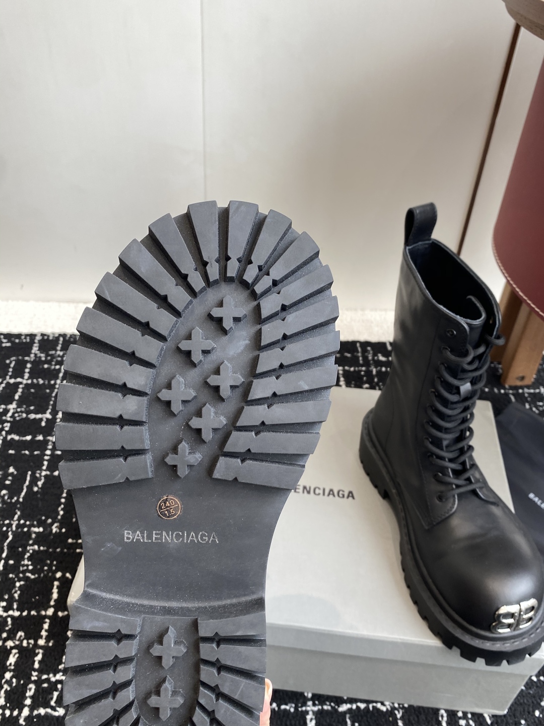 代购级BALENCIAGA 巴黎世家 25ss 秋冬新款系带 双B扣马丁靴

看着硬朗 但上脚舒适 个性