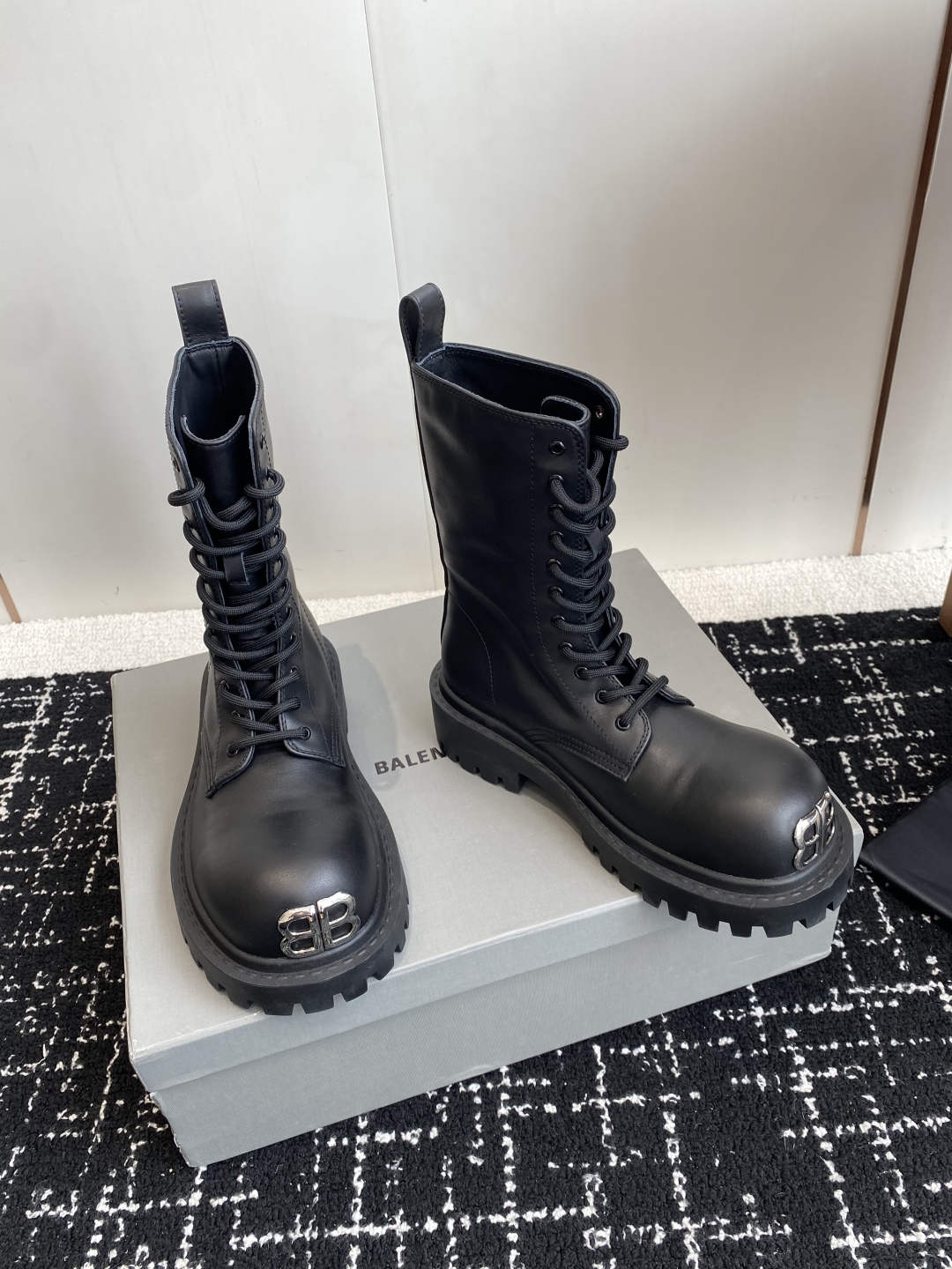 代购级BALENCIAGA 巴黎世家 25ss 秋冬新款系带 双B扣马丁靴

看着硬朗 但上脚舒适 个性