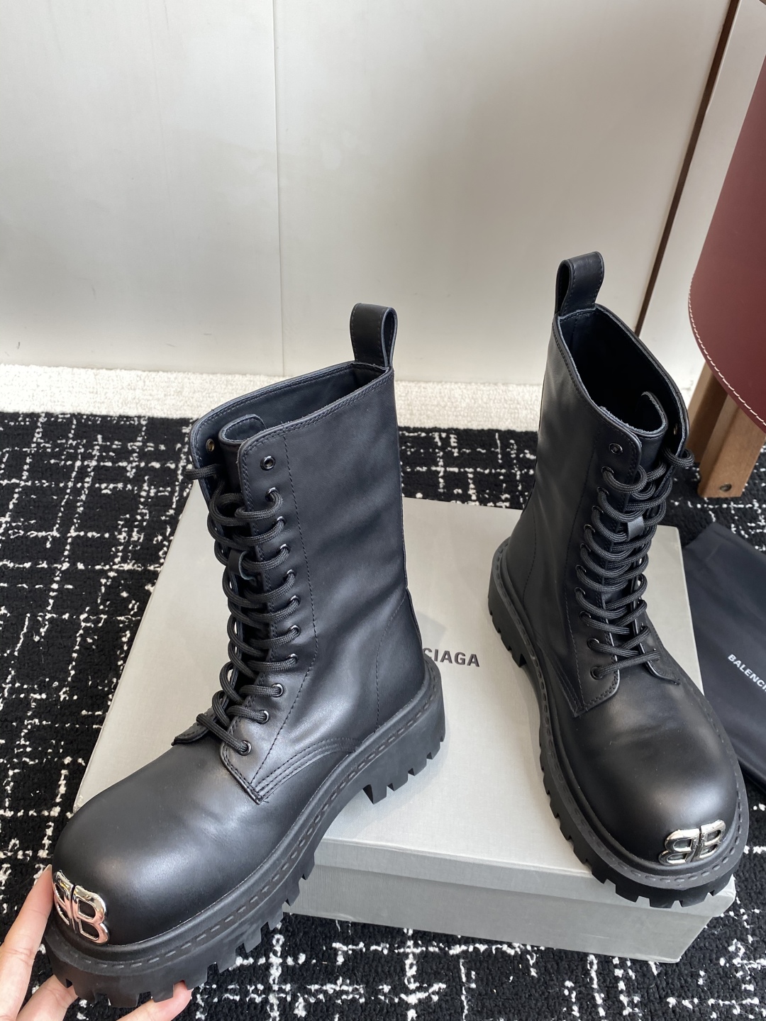 代购级BALENCIAGA 巴黎世家 25ss 秋冬新款系带 双B扣马丁靴

看着硬朗 但上脚舒适 个性
