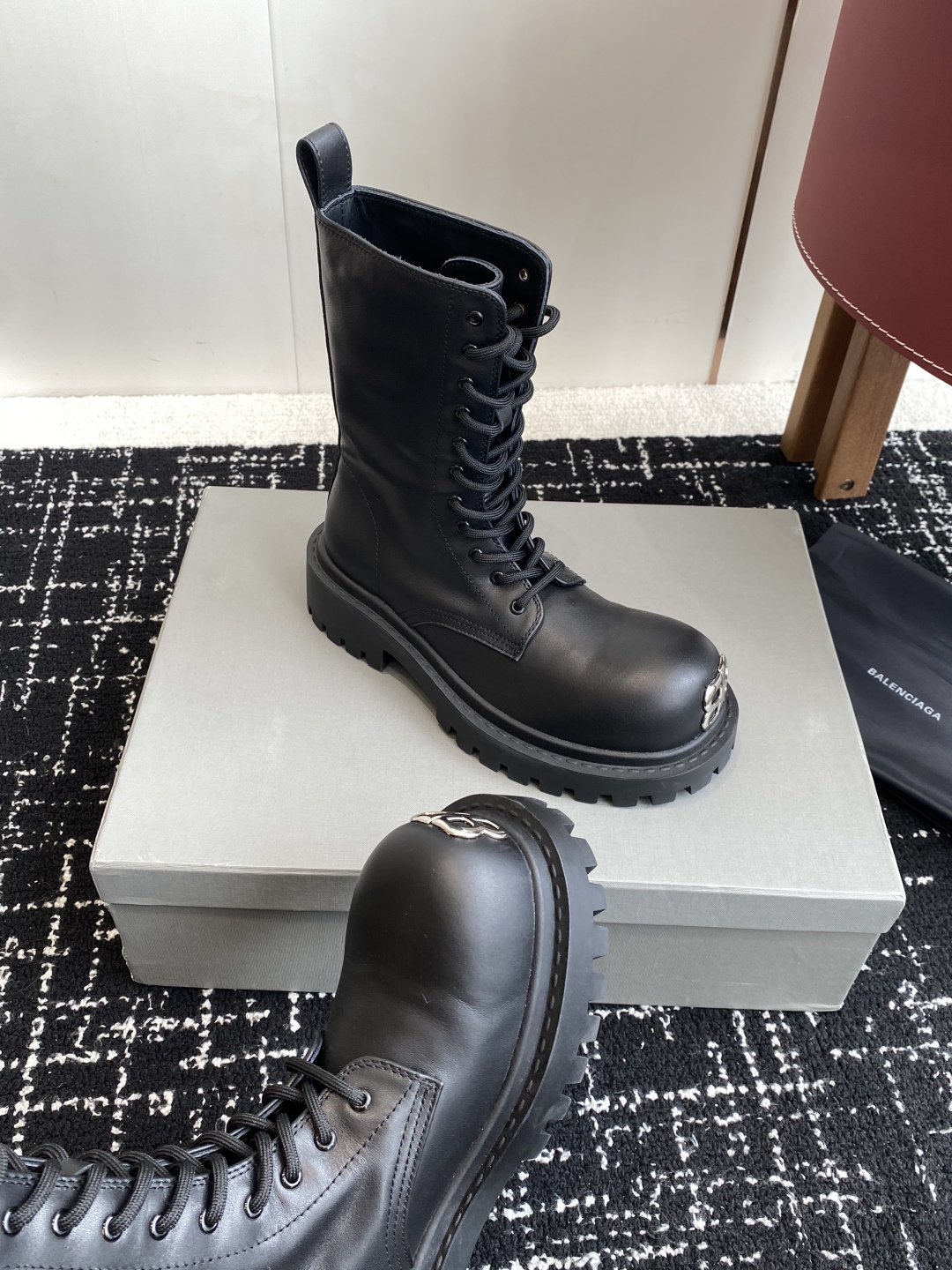 代购级BALENCIAGA 巴黎世家 25ss 秋冬新款系带 双B扣马丁靴

看着硬朗 但上脚舒适 个性