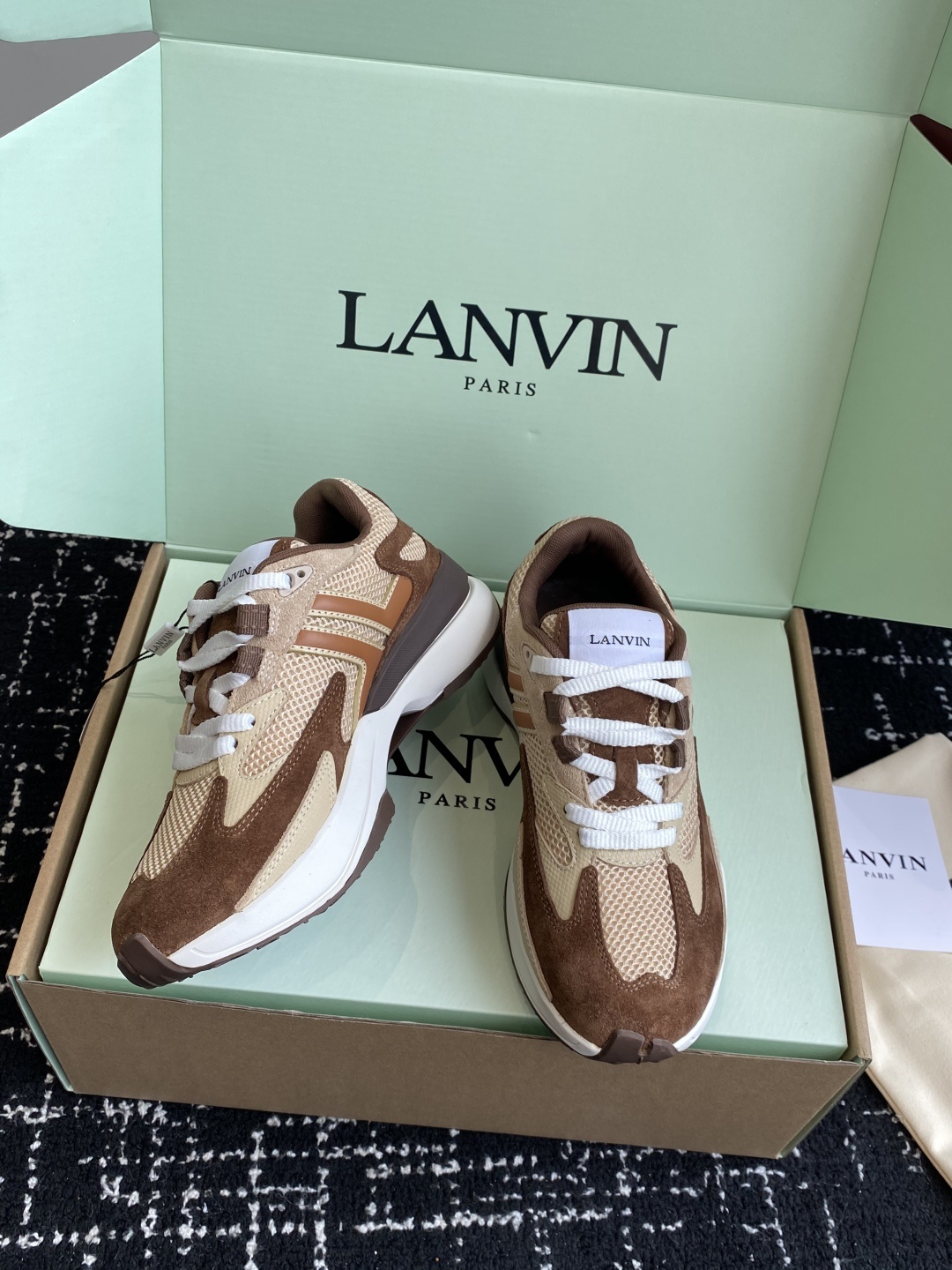 代购级
Lanvin浪凡 最新Jla系列 情侣款 网面 厚底 休闲 运动鞋 跑鞋
原版购入开发 做货