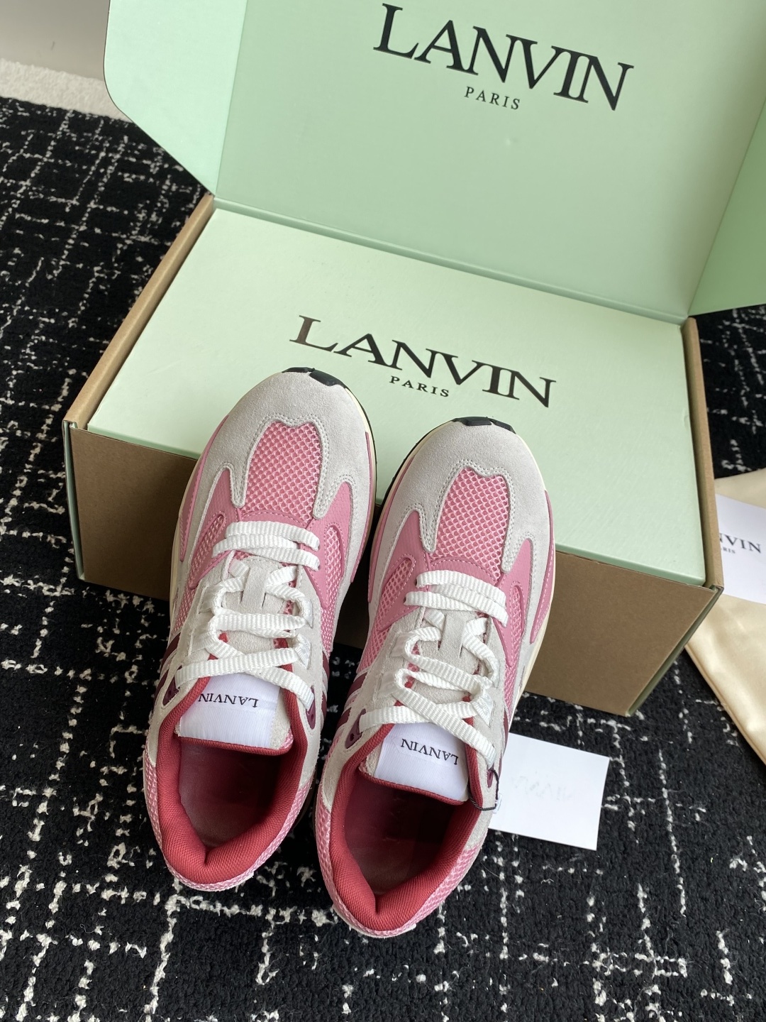 代购级
Lanvin浪凡 最新Jla系列 情侣款 网面 厚底 休闲 运动鞋 跑鞋
原版购入开发 做货