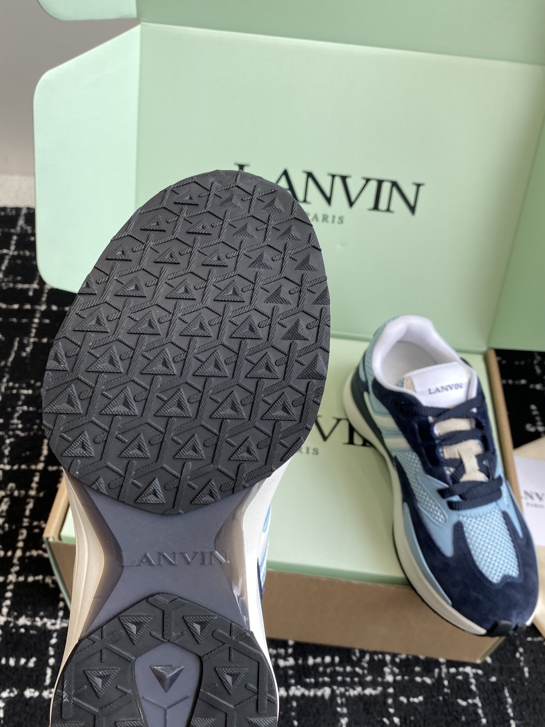 代购级
Lanvin浪凡 最新Jla系列 情侣款 网面 厚底 休闲 运动鞋 跑鞋
原版购入开发 做货