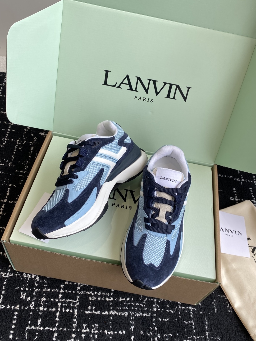 代购级
Lanvin浪凡 最新Jla系列 情侣款 网面 厚底 休闲 运动鞋 跑鞋
原版购入开发 做货