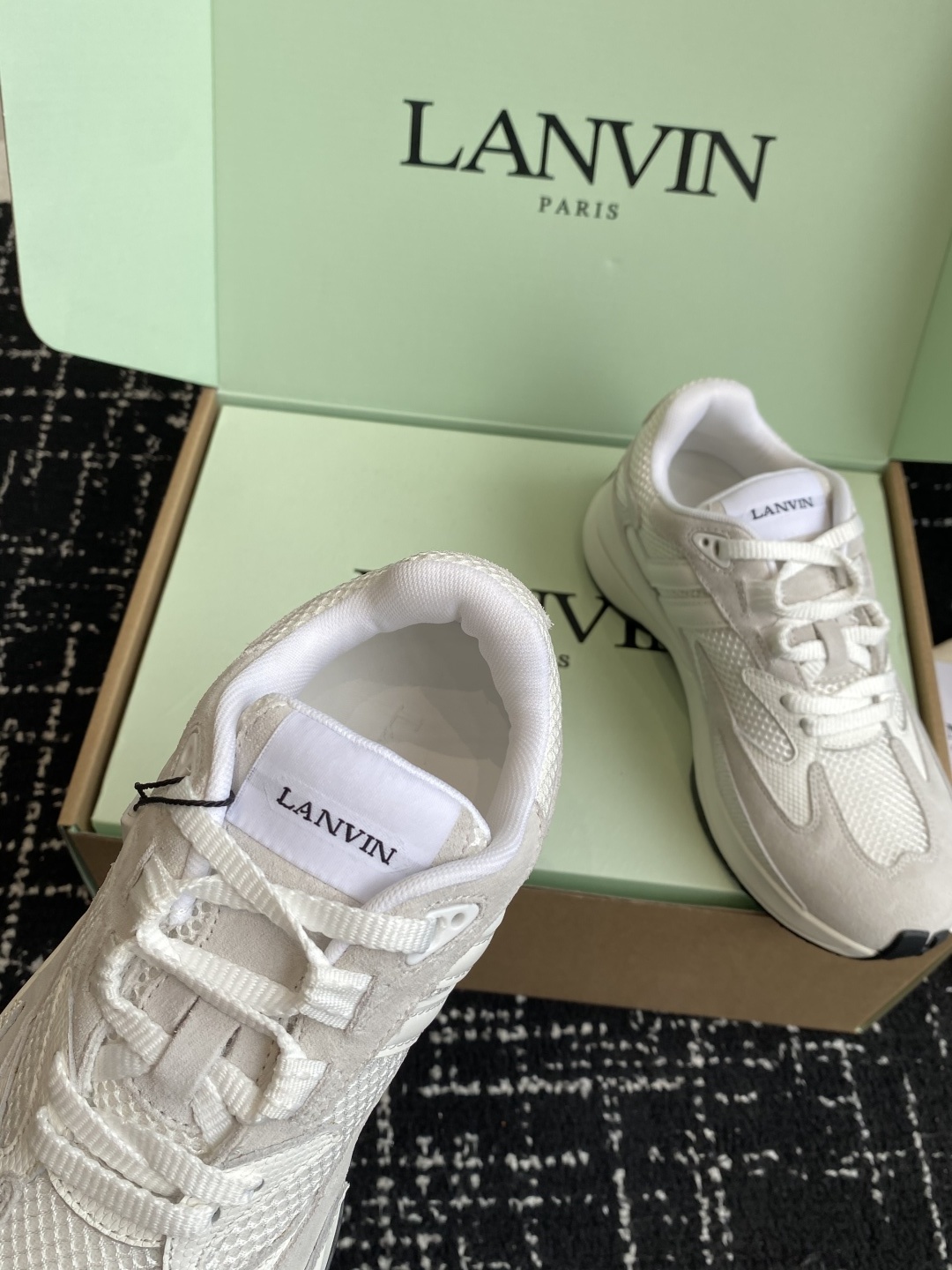 代购级
Lanvin浪凡 最新Jla系列 情侣款 网面 厚底 休闲 运动鞋 跑鞋
原版购入开发 做货