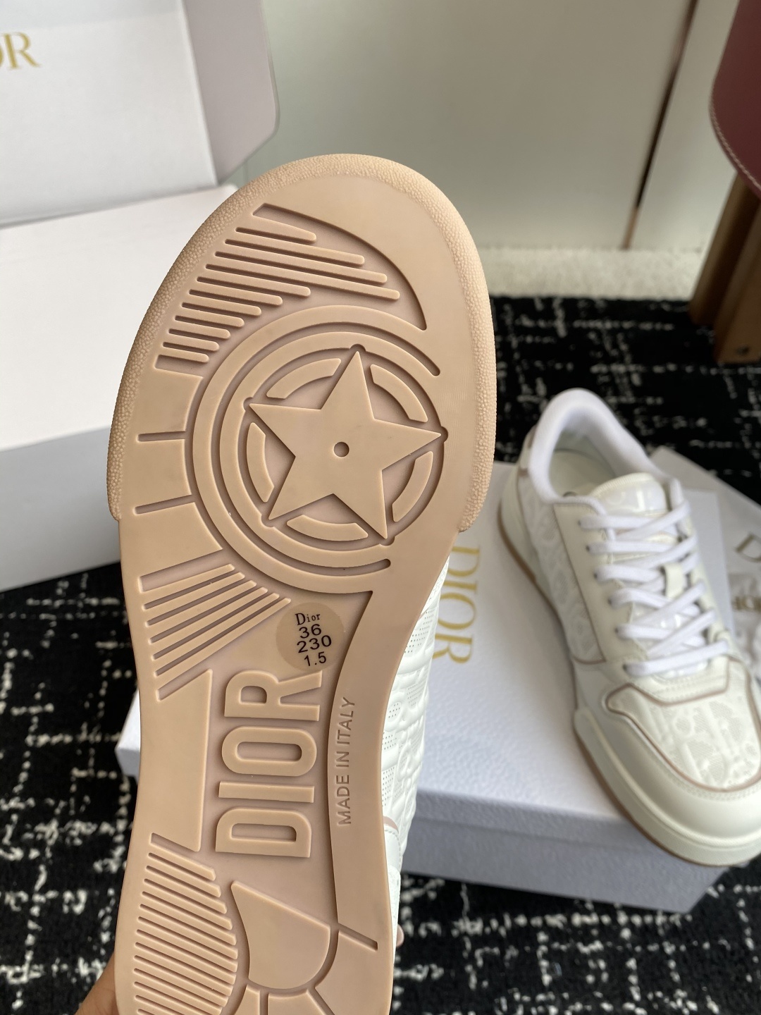 东莞代购级(⚠️官网同步✈️盒包装)
Dior迪奥D家one系列 小白鞋 休闲 运动鞋 板鞋
原版购入
