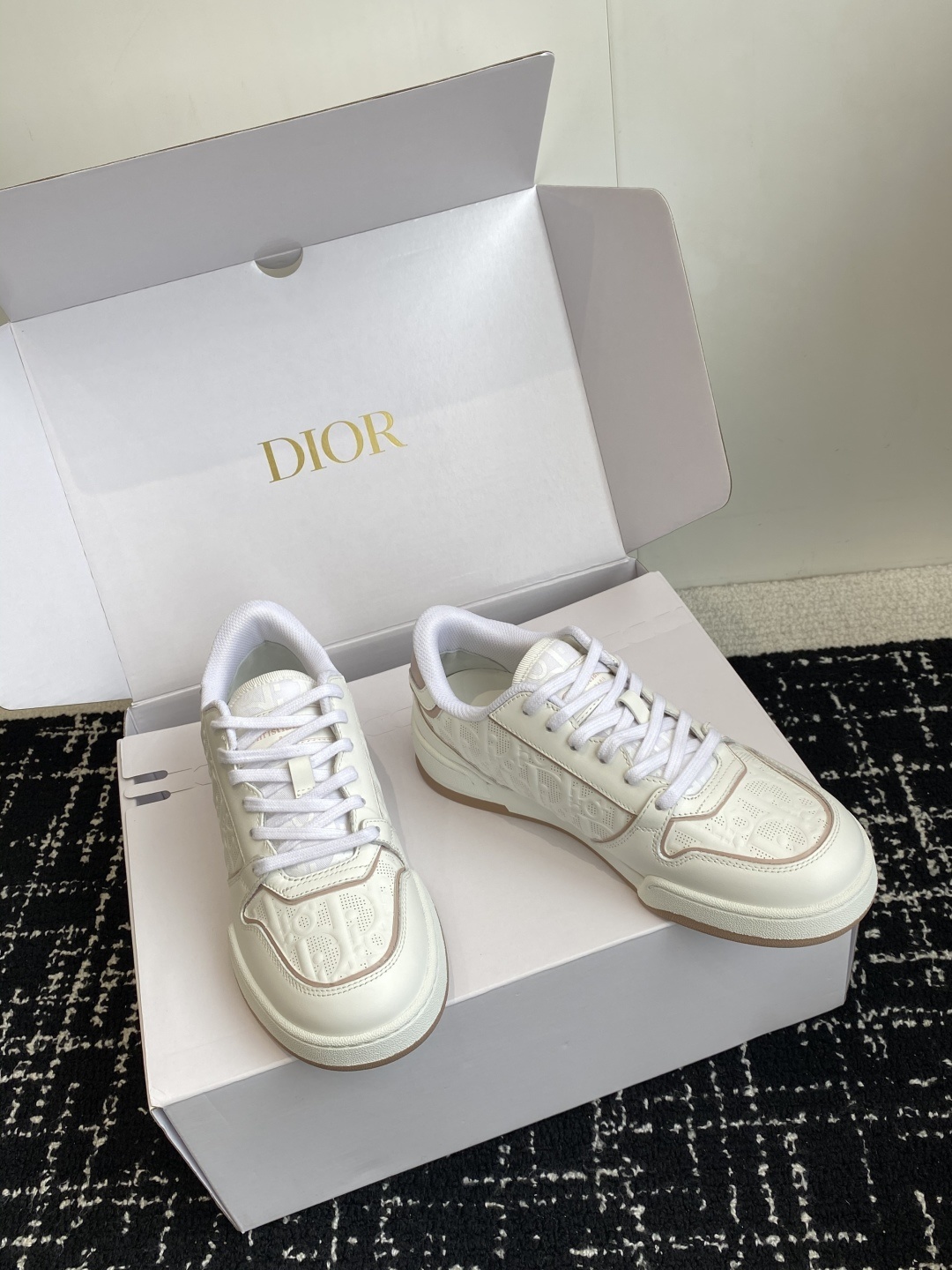 东莞代购级(⚠️官网同步✈️盒包装)
Dior迪奥D家one系列 小白鞋 休闲 运动鞋 板鞋
原版购入