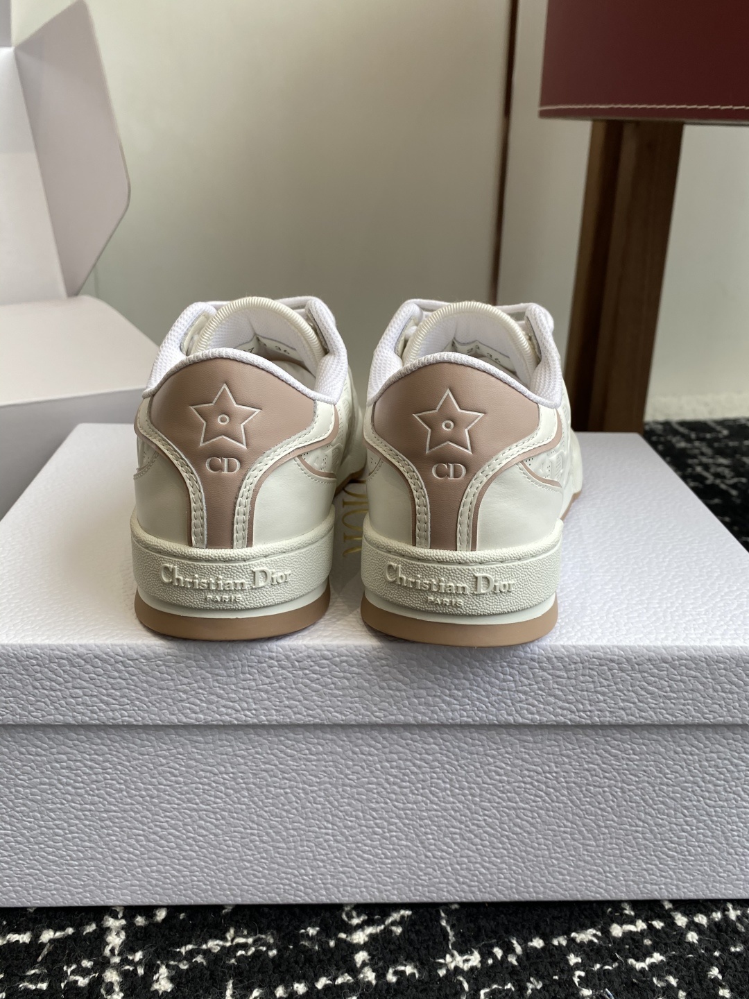 东莞代购级(⚠️官网同步✈️盒包装)
Dior迪奥D家one系列 小白鞋 休闲 运动鞋 板鞋
原版购入