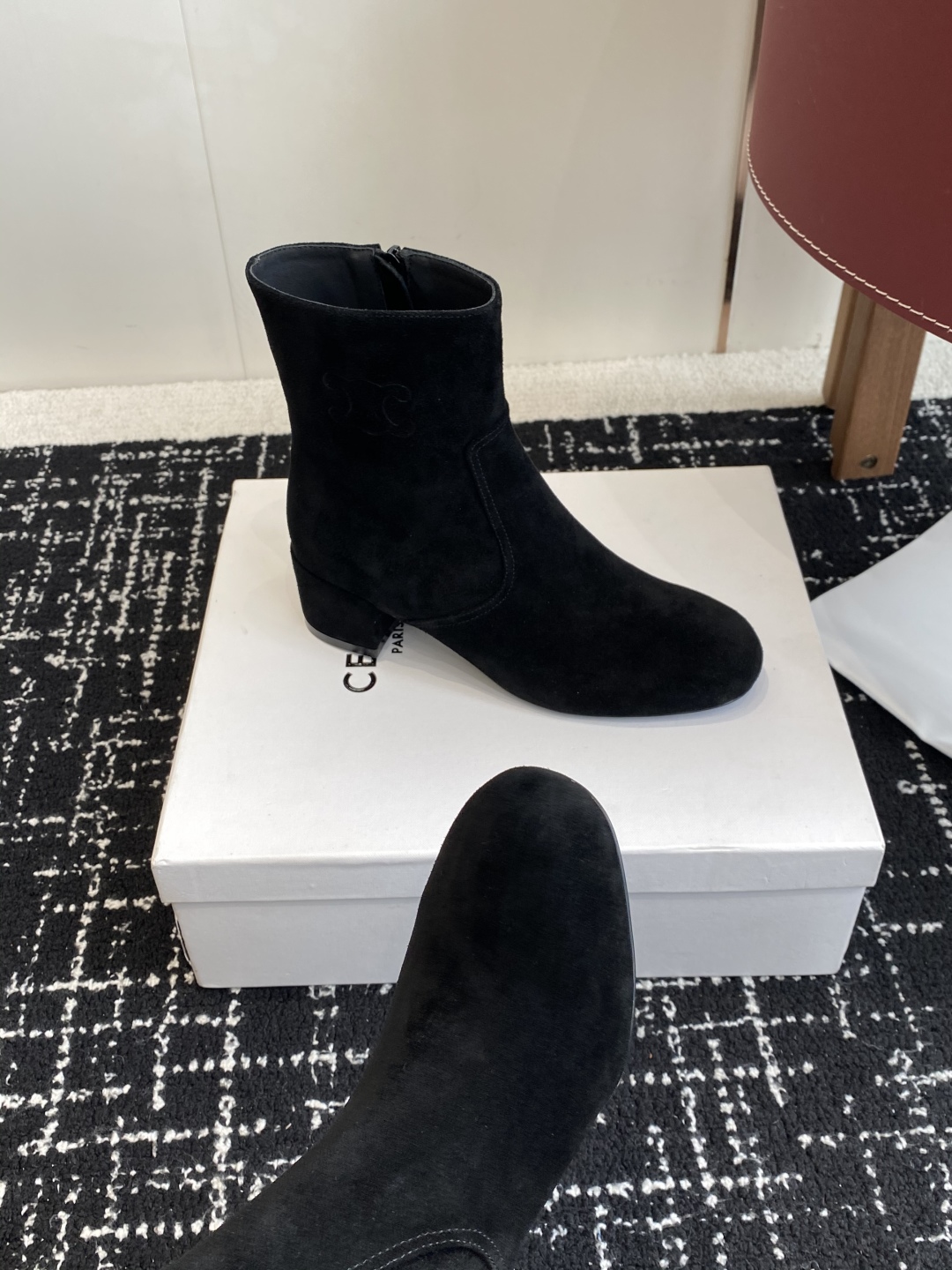 代购级Celine 赛琳 25ss秋冬新品 粗跟 短靴
塞琳这一季好看的款式真的是很多 比如这款军靴就很