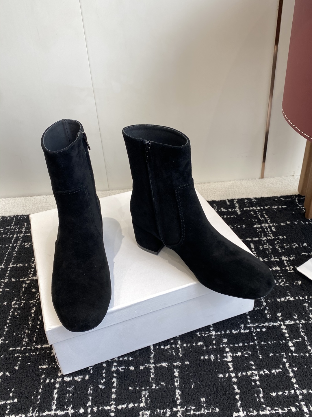 代购级Celine 赛琳 25ss秋冬新品 粗跟 短靴
塞琳这一季好看的款式真的是很多 比如这款军靴就很