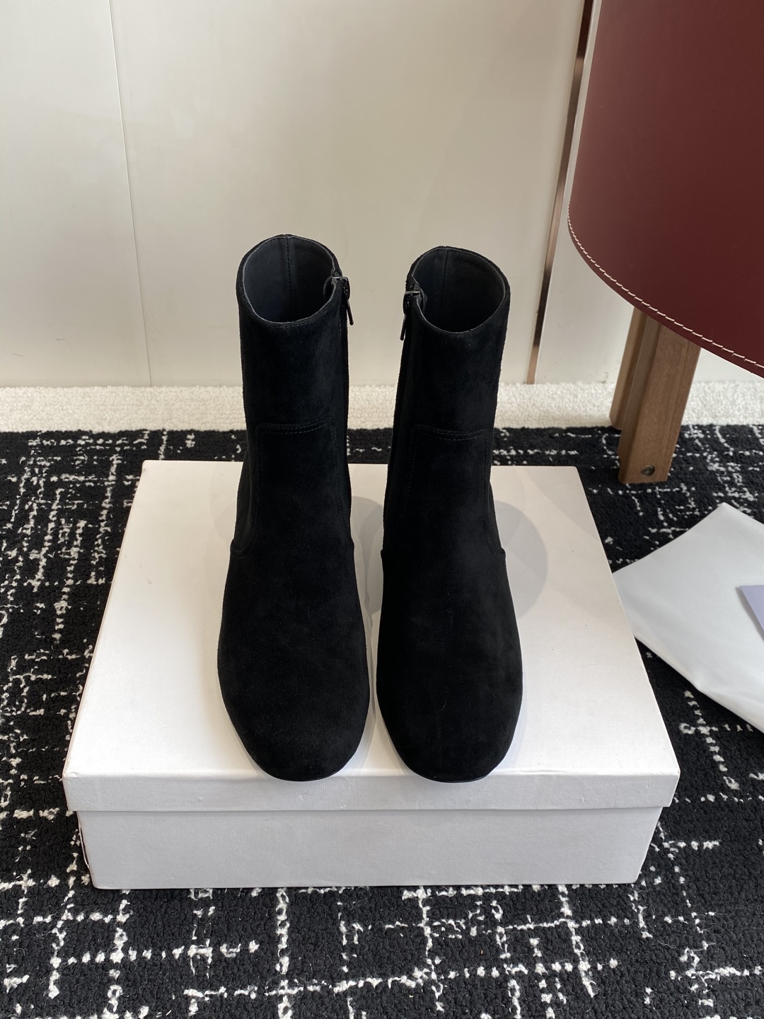 代购级Celine 赛琳 25ss秋冬新品 粗跟 短靴
塞琳这一季好看的款式真的是很多 比如这款军靴就很
