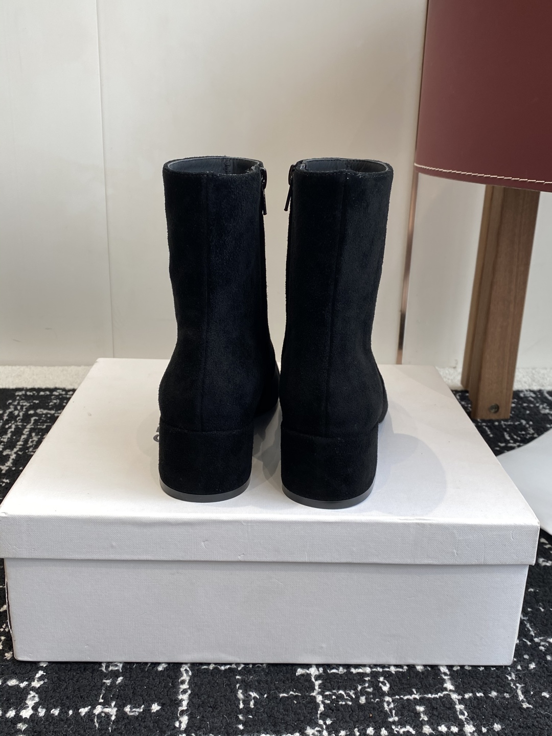 代购级Celine 赛琳 25ss秋冬新品 粗跟 短靴
塞琳这一季好看的款式真的是很多 比如这款军靴就很