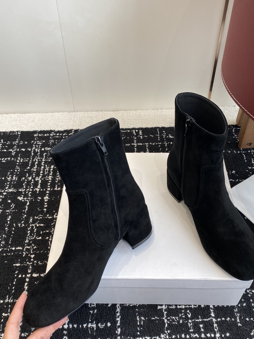代购级Celine 赛琳 25ss秋冬新品 粗跟 短靴
塞琳这一季好看的款式真的是很多 比如这款军靴就很
