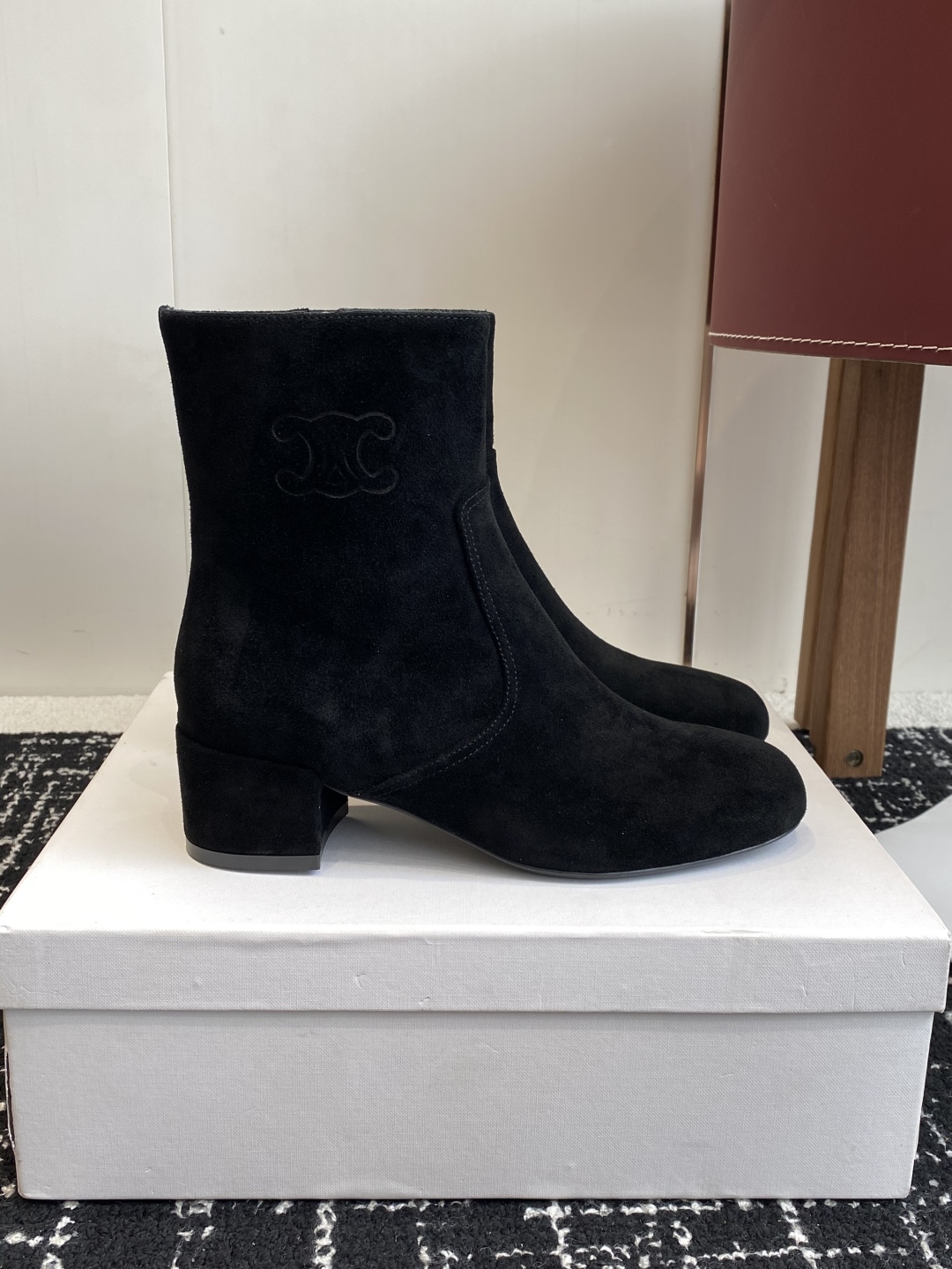代购级Celine 赛琳 25ss秋冬新品 粗跟 短靴
塞琳这一季好看的款式真的是很多 比如这款军靴就很