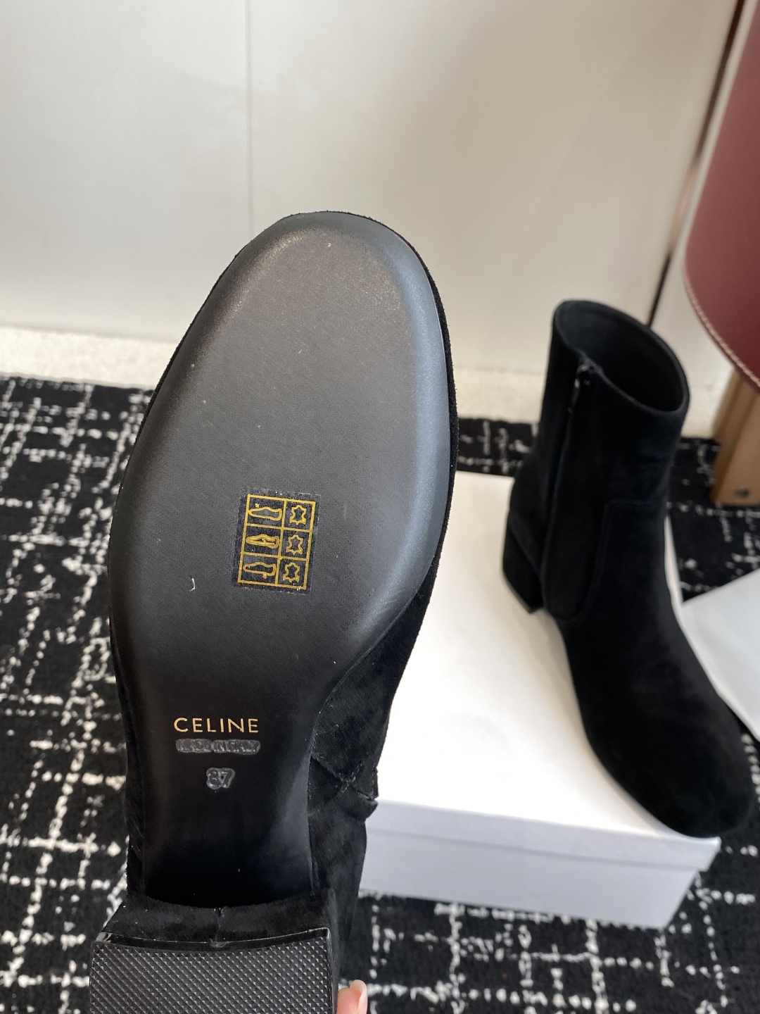 代购级Celine 赛琳 25ss秋冬新品 粗跟 短靴
塞琳这一季好看的款式真的是很多 比如这款军靴就很