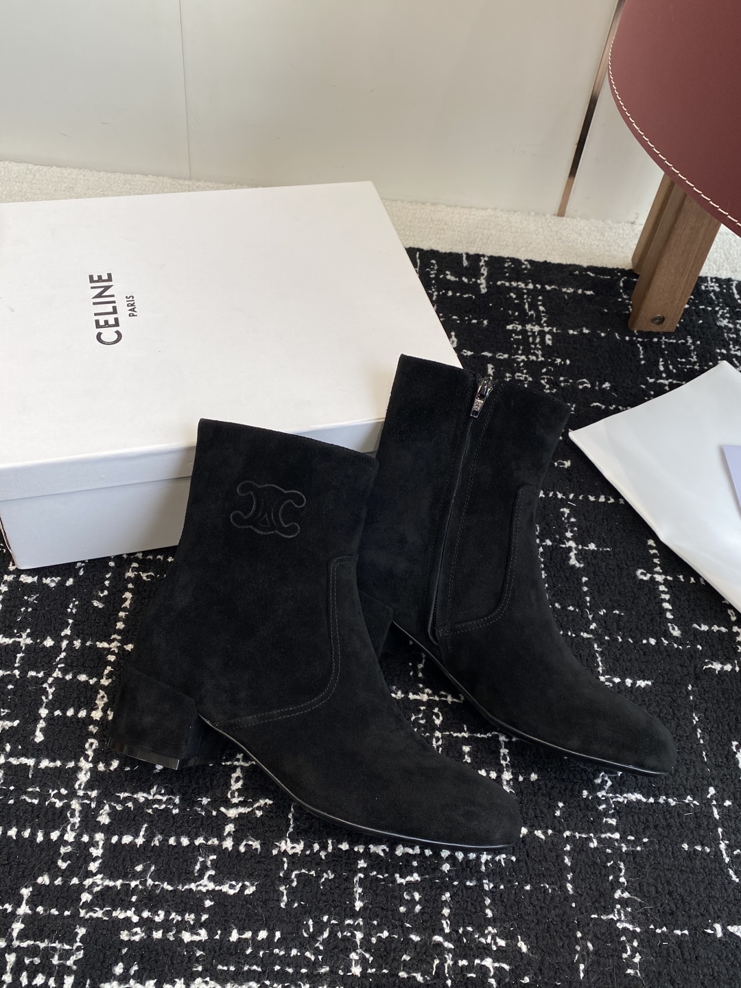 代购级Celine 赛琳 25ss秋冬新品 粗跟 短靴
塞琳这一季好看的款式真的是很多 比如这款军靴就很