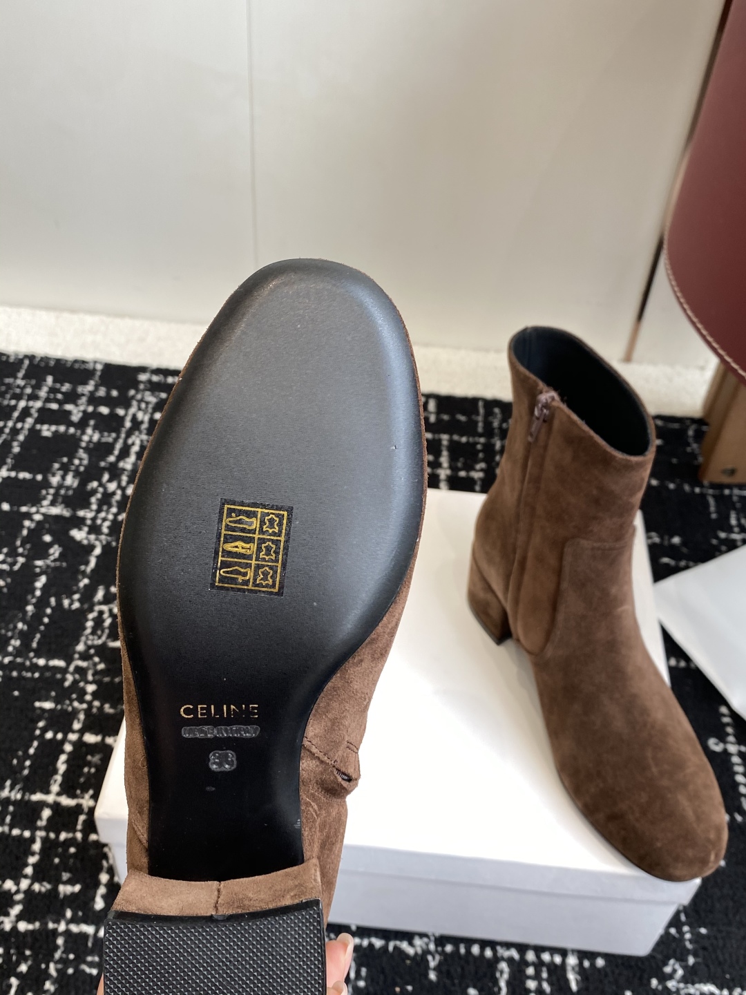 代购级Celine 赛琳 25ss秋冬新品 粗跟 短靴
塞琳这一季好看的款式真的是很多 比如这款军靴就很