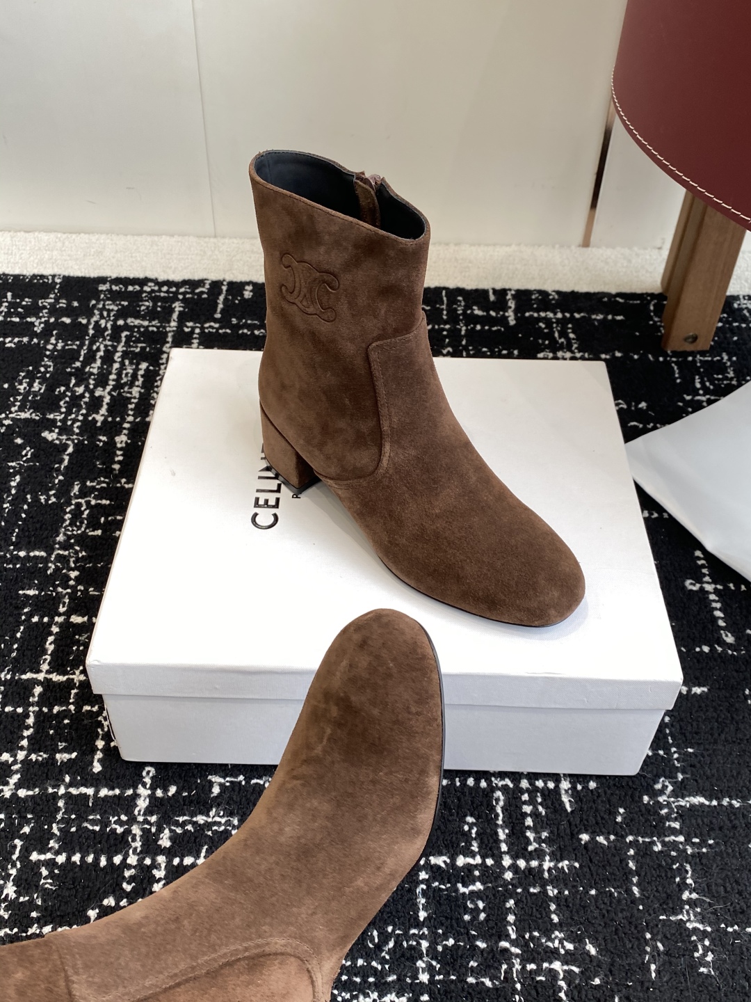 代购级Celine 赛琳 25ss秋冬新品 粗跟 短靴
塞琳这一季好看的款式真的是很多 比如这款军靴就很