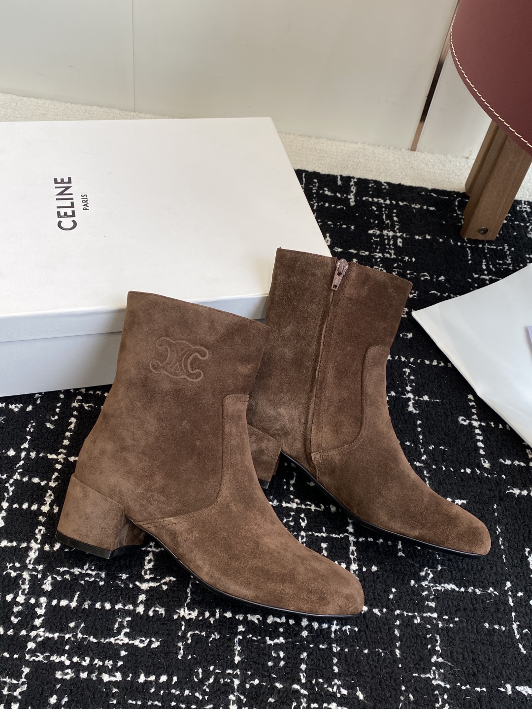 代购级Celine 赛琳 25ss秋冬新品 粗跟 短靴
塞琳这一季好看的款式真的是很多 比如这款军靴就很
