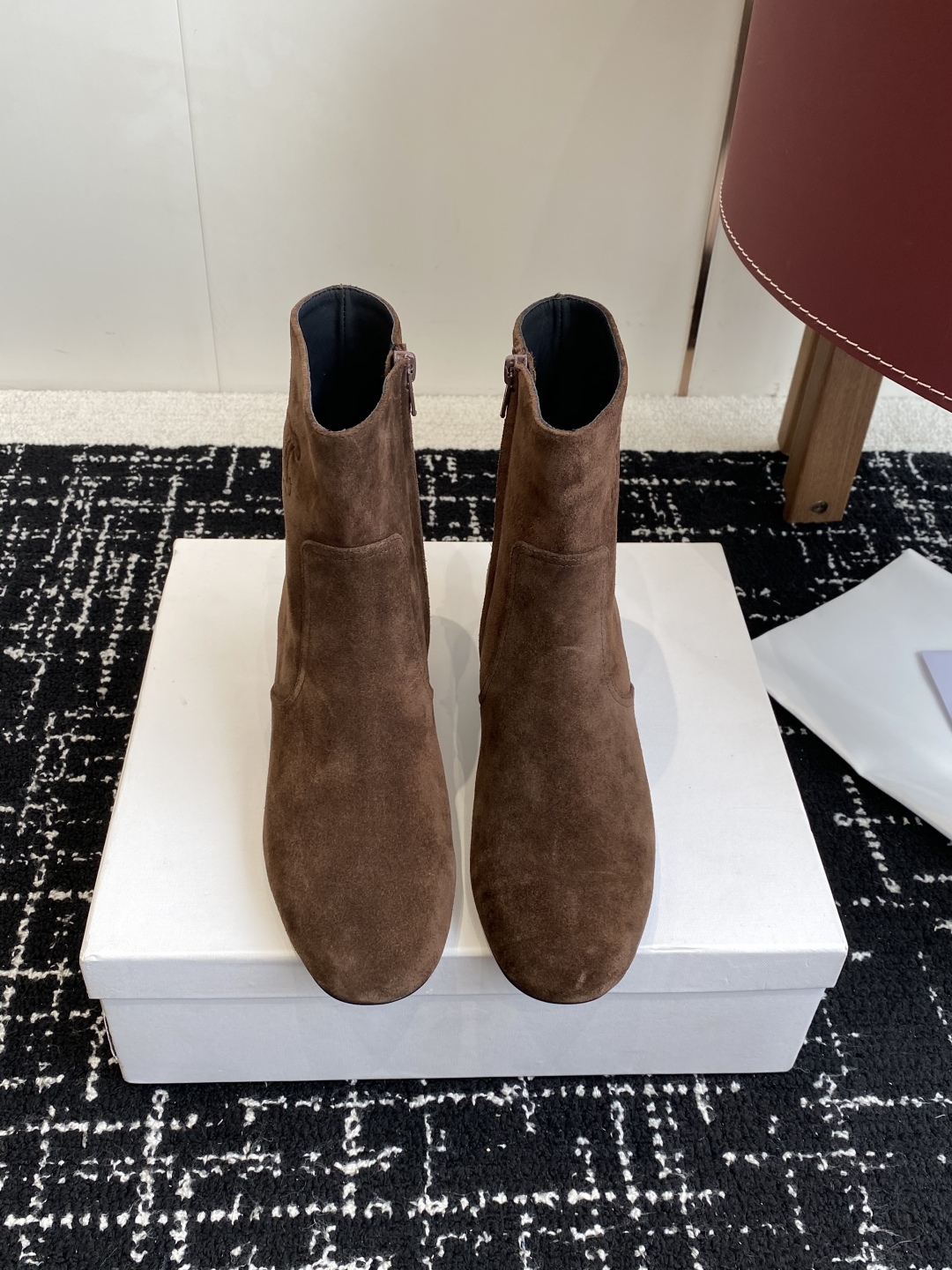 代购级Celine 赛琳 25ss秋冬新品 粗跟 短靴
塞琳这一季好看的款式真的是很多 比如这款军靴就很