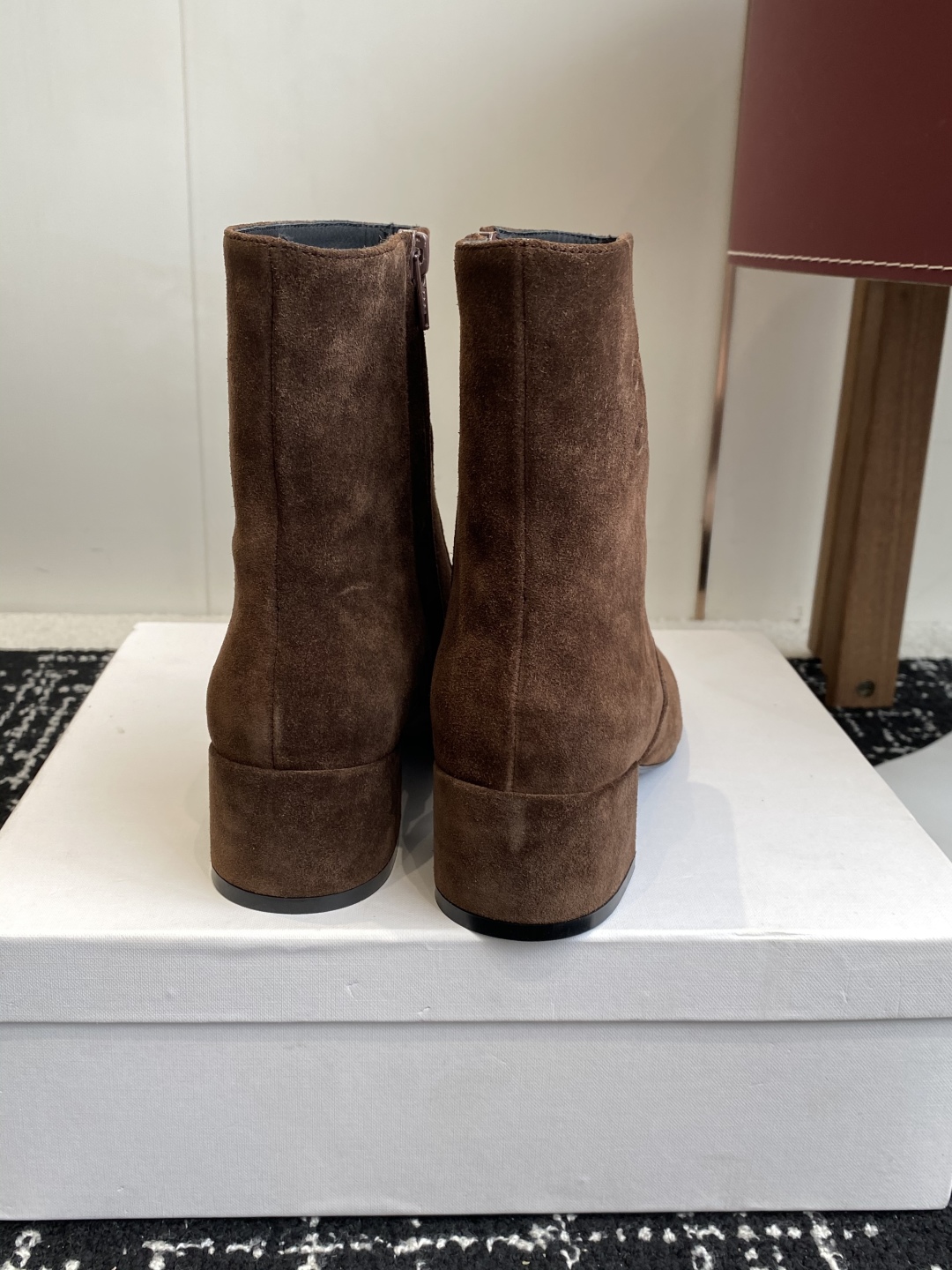 代购级Celine 赛琳 25ss秋冬新品 粗跟 短靴
塞琳这一季好看的款式真的是很多 比如这款军靴就很