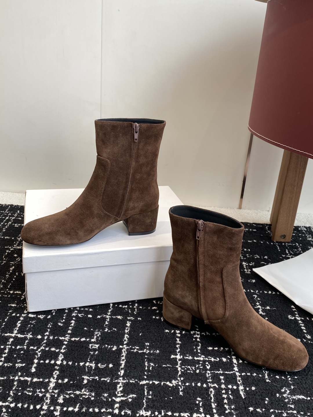 代购级Celine 赛琳 25ss秋冬新品 粗跟 短靴
塞琳这一季好看的款式真的是很多 比如这款军靴就很