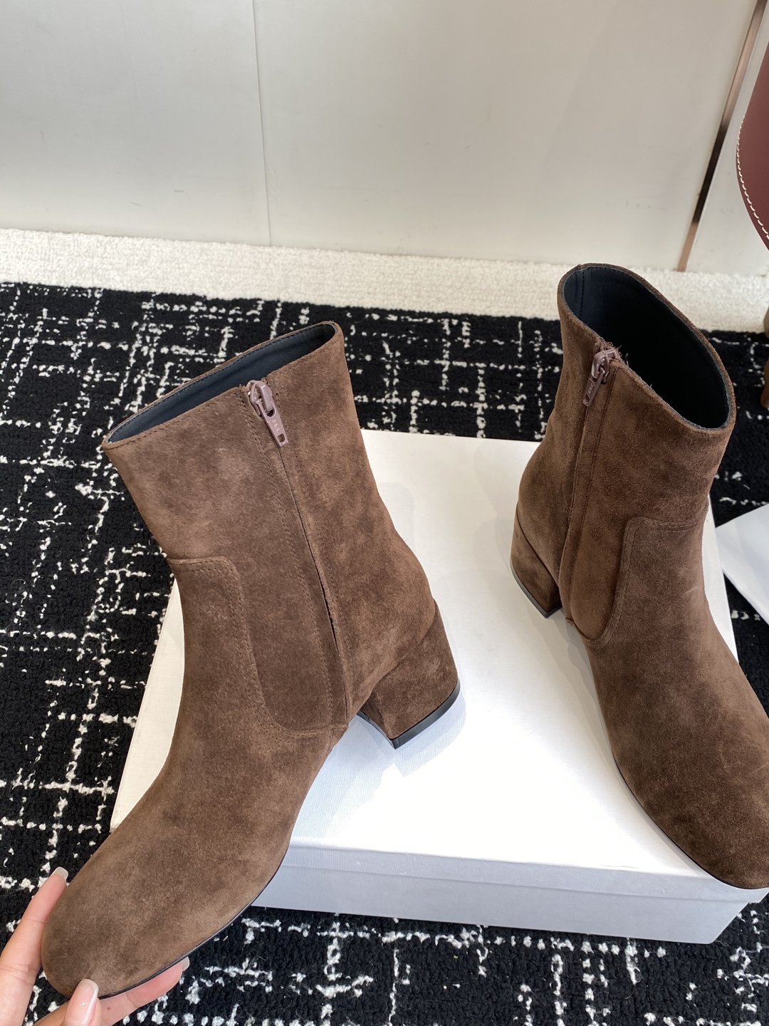 代购级Celine 赛琳 25ss秋冬新品 粗跟 短靴
塞琳这一季好看的款式真的是很多 比如这款军靴就很