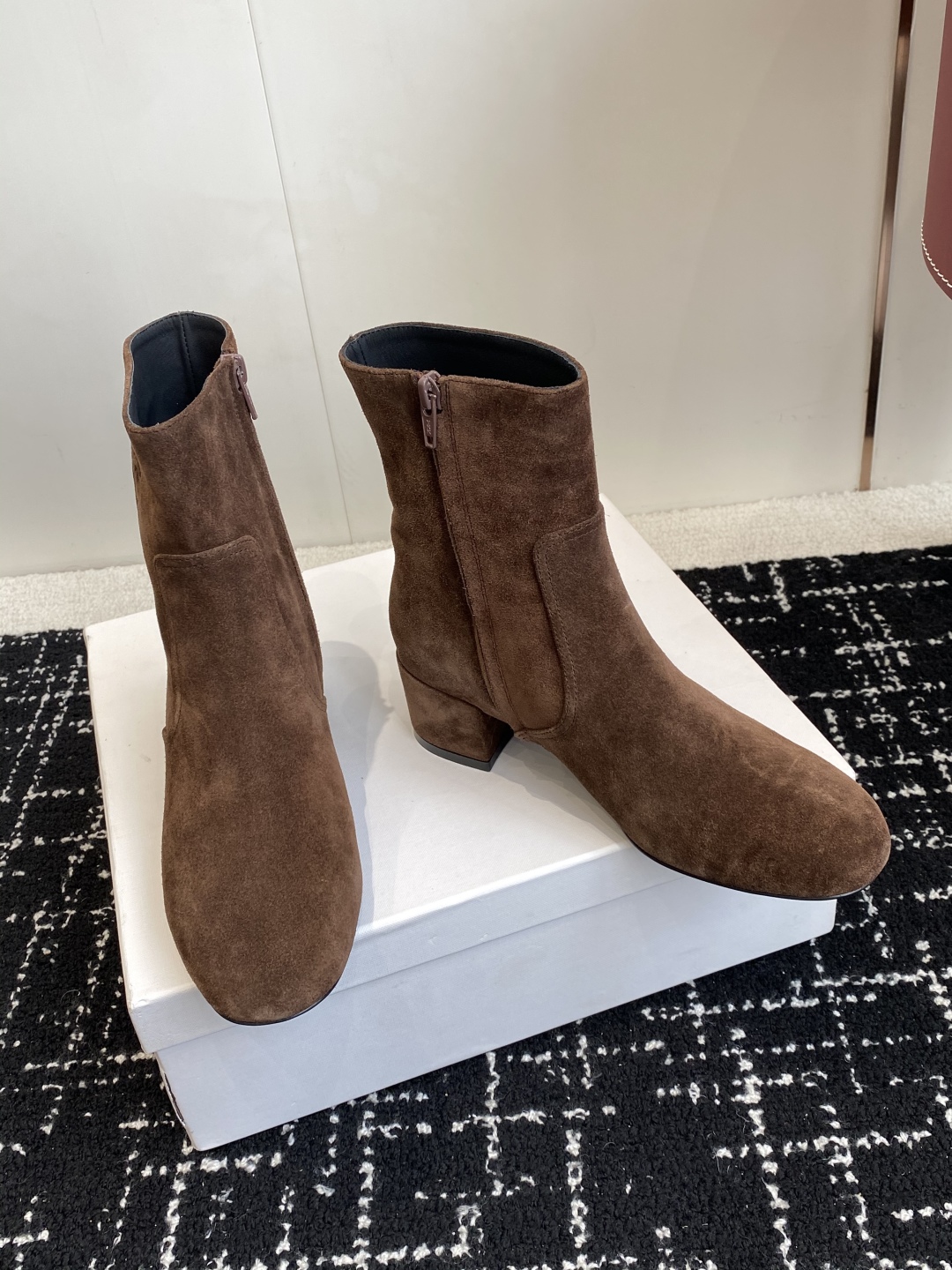 代购级Celine 赛琳 25ss秋冬新品 粗跟 短靴
塞琳这一季好看的款式真的是很多 比如这款军靴就很