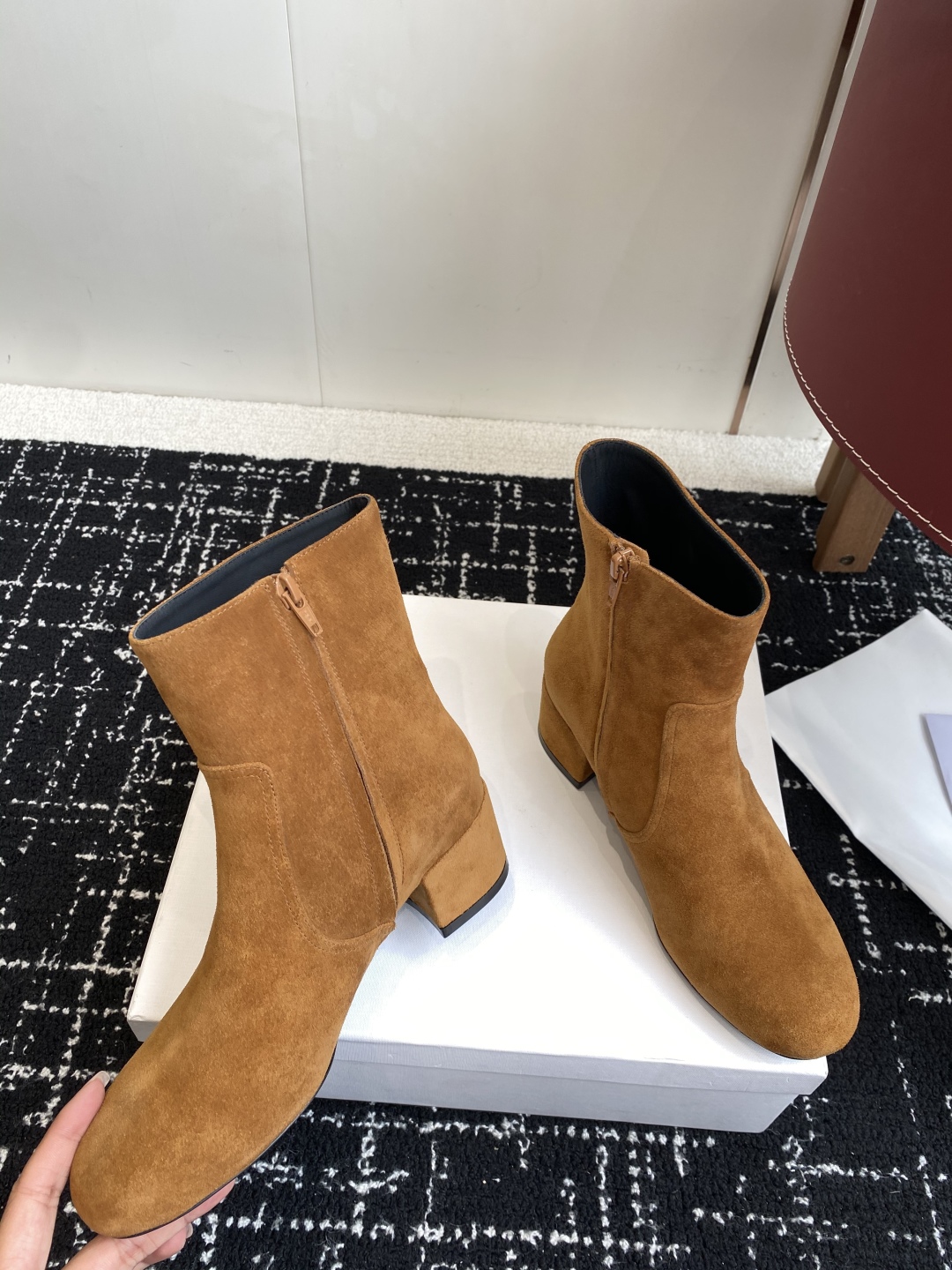 代购级Celine 赛琳 25ss秋冬新品 粗跟 短靴
塞琳这一季好看的款式真的是很多 比如这款军靴就很