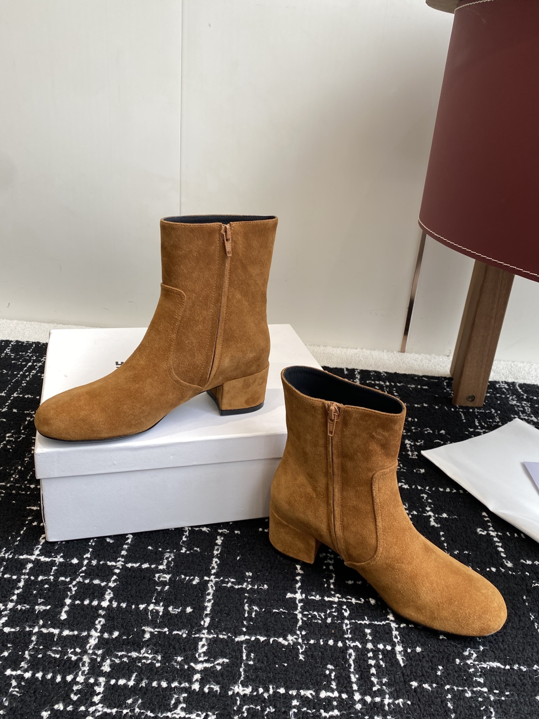 代购级Celine 赛琳 25ss秋冬新品 粗跟 短靴
塞琳这一季好看的款式真的是很多 比如这款军靴就很