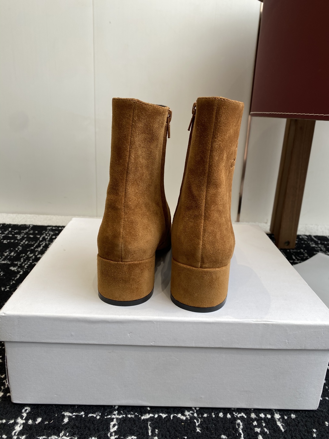 代购级Celine 赛琳 25ss秋冬新品 粗跟 短靴
塞琳这一季好看的款式真的是很多 比如这款军靴就很