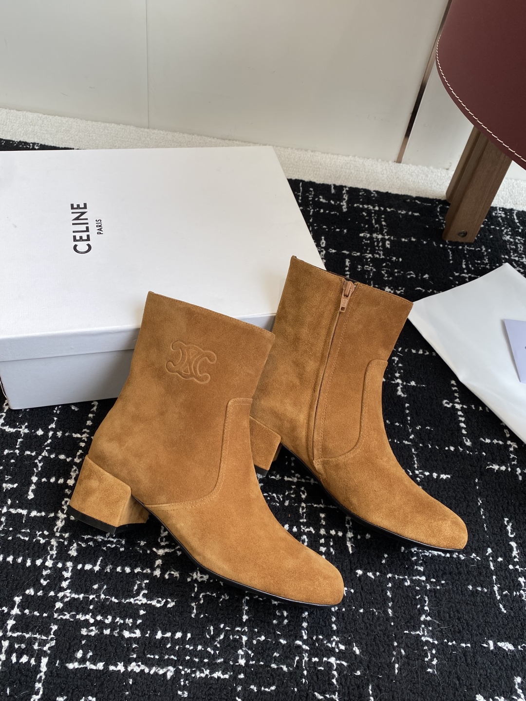 代购级Celine 赛琳 25ss秋冬新品 粗跟 短靴
塞琳这一季好看的款式真的是很多 比如这款军靴就很