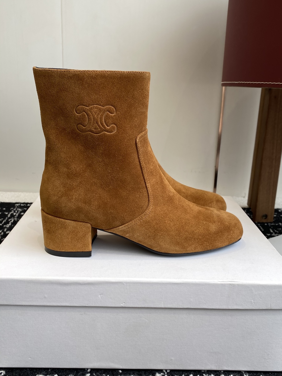 代购级Celine 赛琳 25ss秋冬新品 粗跟 短靴
塞琳这一季好看的款式真的是很多 比如这款军靴就很