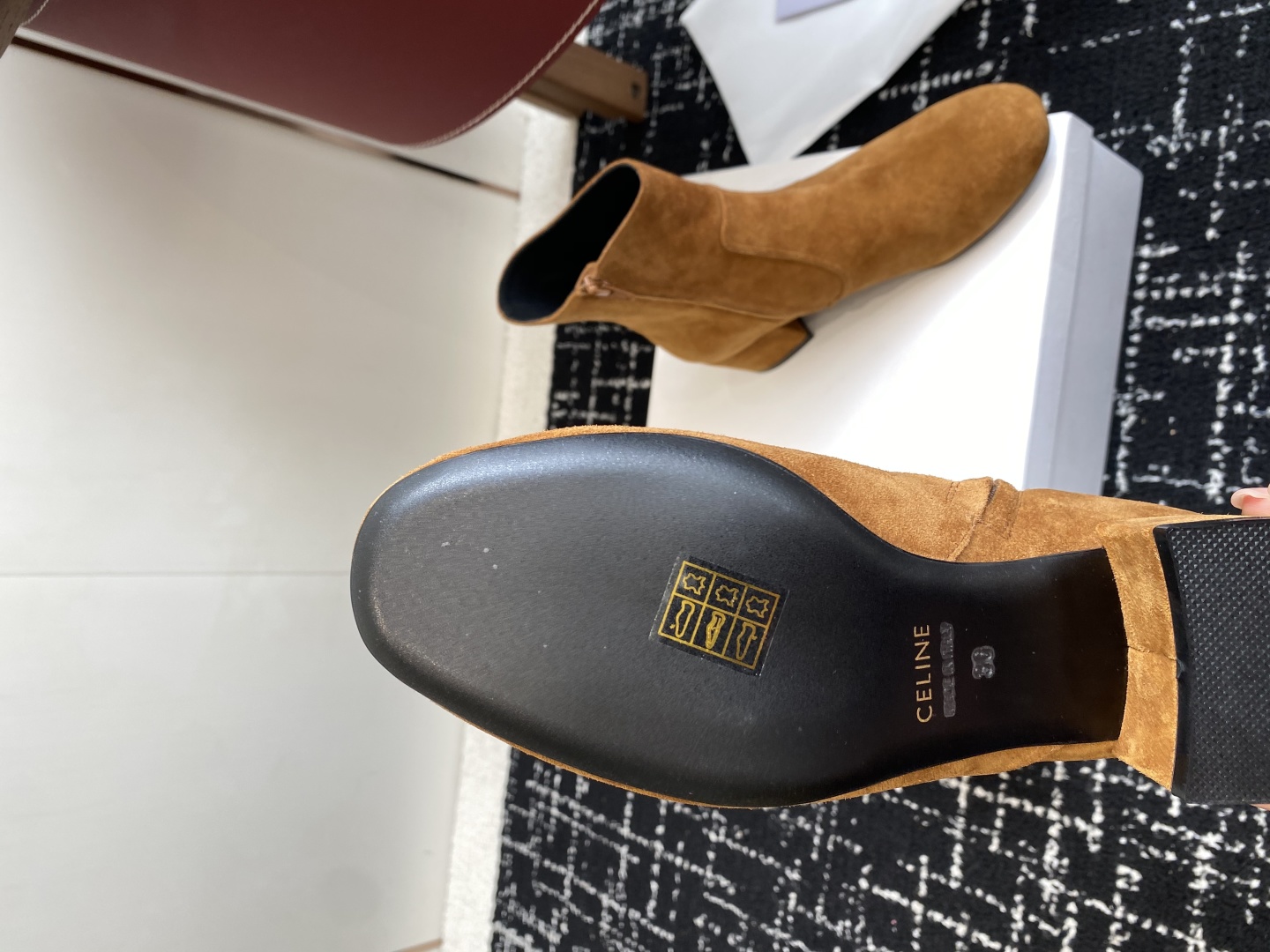 代购级Celine 赛琳 25ss秋冬新品 粗跟 短靴
塞琳这一季好看的款式真的是很多 比如这款军靴就很