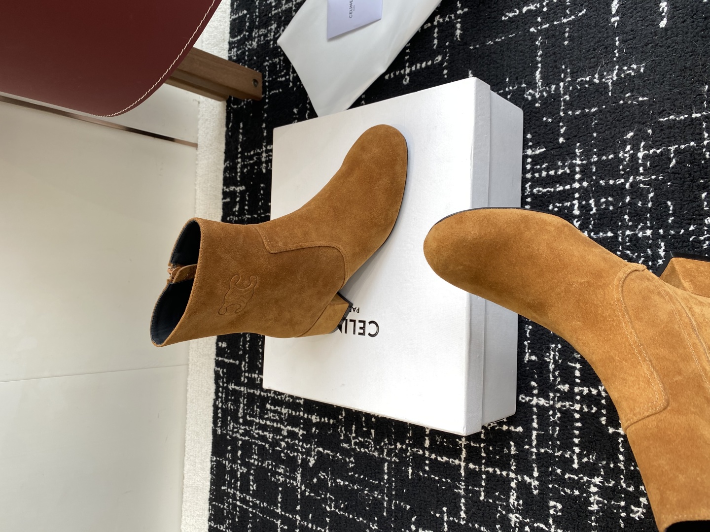代购级Celine 赛琳 25ss秋冬新品 粗跟 短靴
塞琳这一季好看的款式真的是很多 比如这款军靴就很