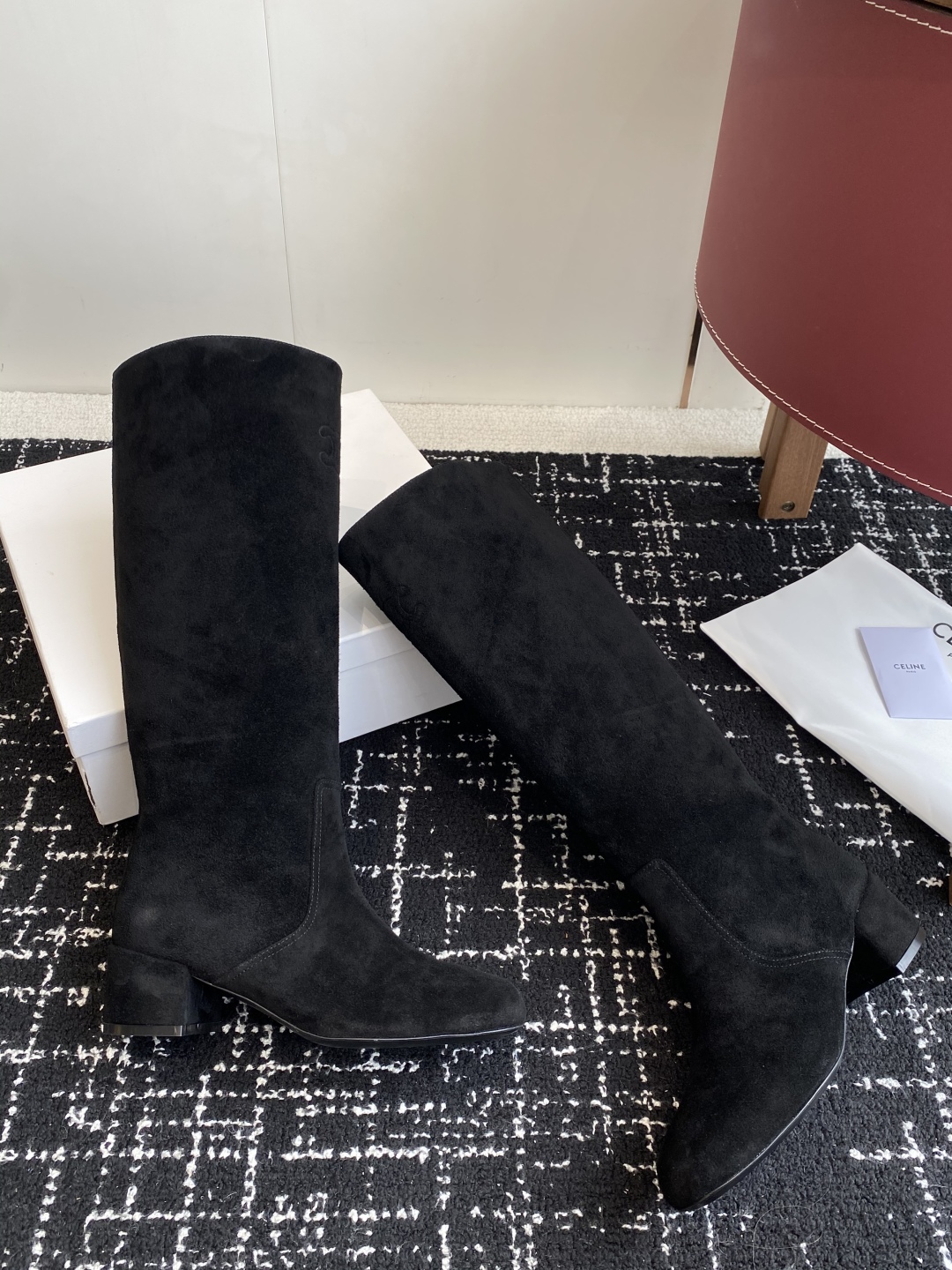 Celine 赛琳 25ss秋冬新品 粗跟 短靴
塞琳这一季好看的款式真的是很多 比如这款军靴就很机车风