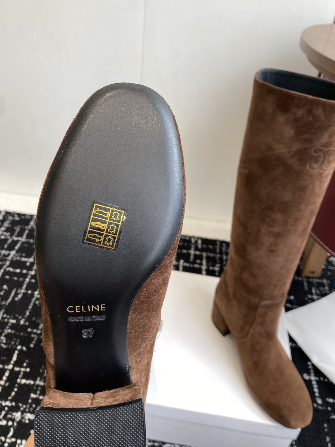 Celine 赛琳 25ss秋冬新品 粗跟 短靴
塞琳这一季好看的款式真的是很多 比如这款军靴就很机车风