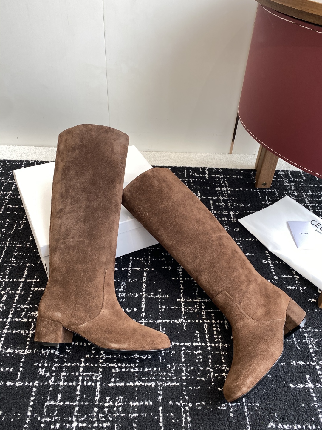 Celine 赛琳 25ss秋冬新品 粗跟 短靴
塞琳这一季好看的款式真的是很多 比如这款军靴就很机车风