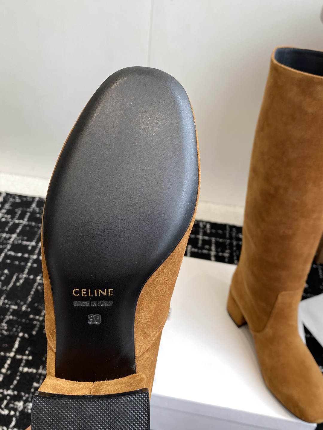 Celine 赛琳 25ss秋冬新品 粗跟 短靴
塞琳这一季好看的款式真的是很多 比如这款军靴就很机车风