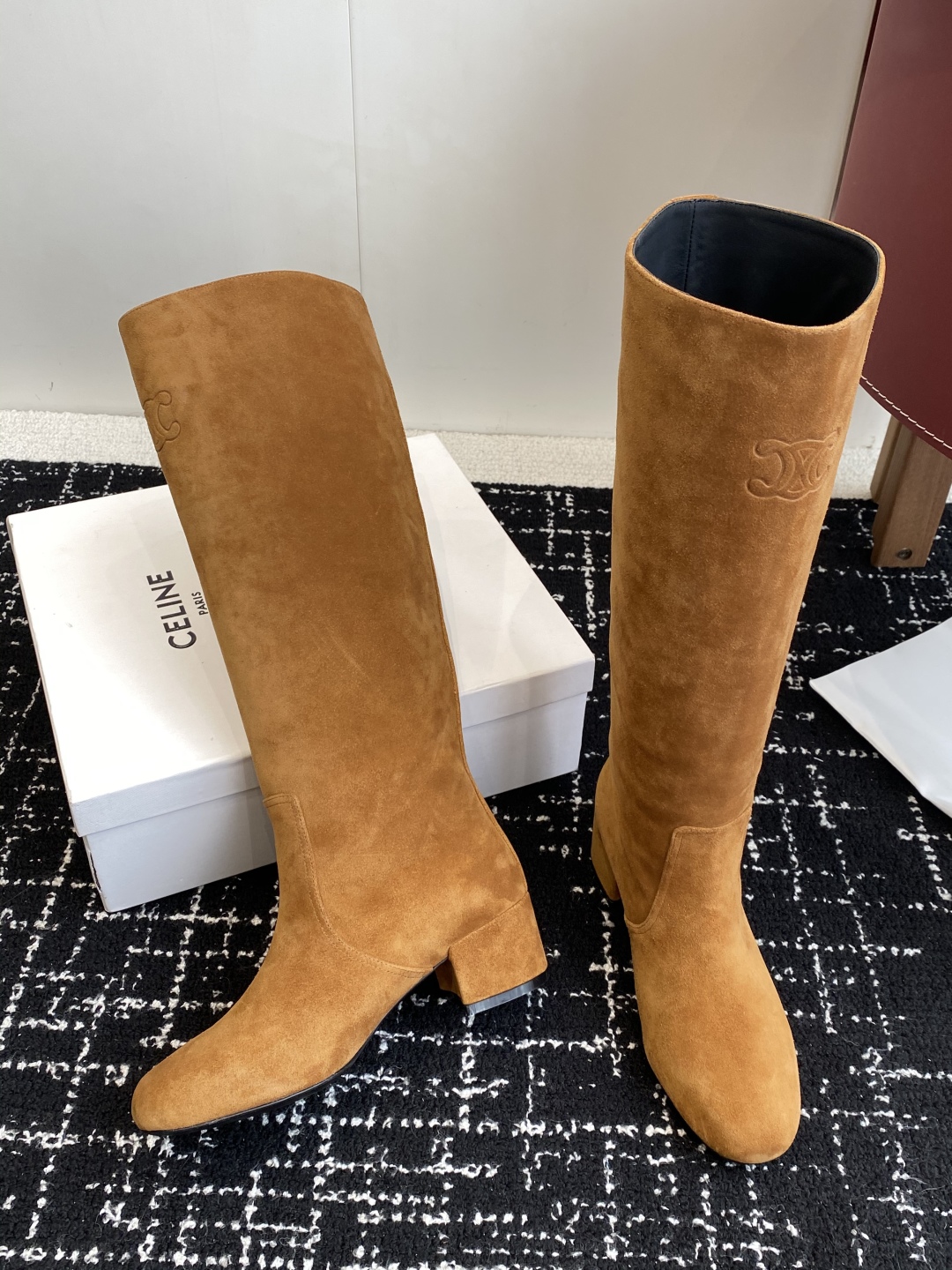 Celine 赛琳 25ss秋冬新品 粗跟 短靴
塞琳这一季好看的款式真的是很多 比如这款军靴就很机车风