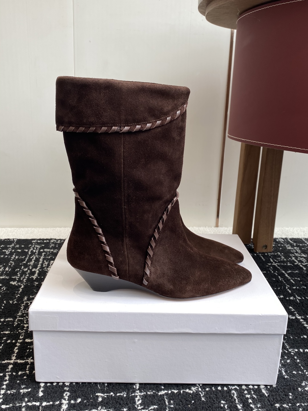 代购级
Isabel Marant  伊莎贝尔 24ss 少女感  一眼就心动

一脚蹬坡跟短靴  is