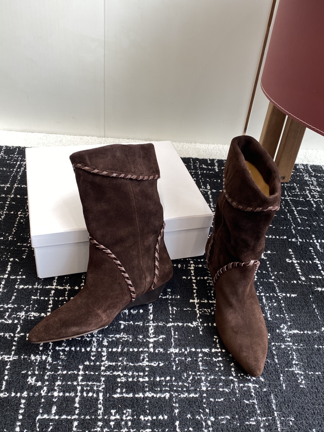 代购级
Isabel Marant  伊莎贝尔 24ss 少女感  一眼就心动

一脚蹬坡跟短靴  is