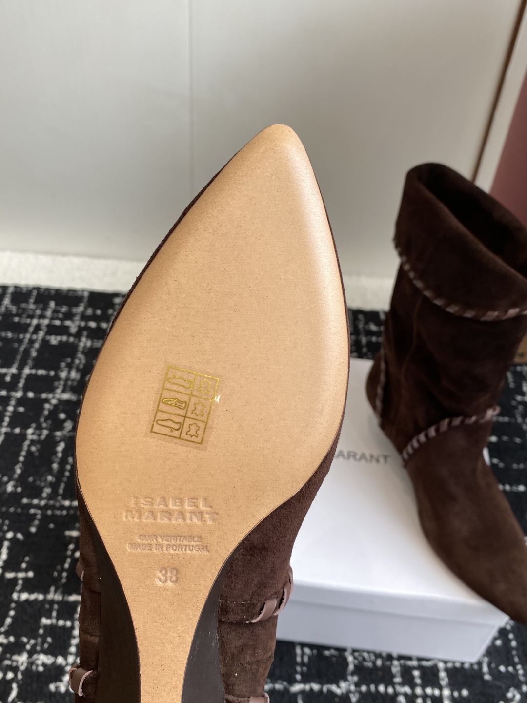 代购级
Isabel Marant  伊莎贝尔 24ss 少女感  一眼就心动

一脚蹬坡跟短靴  is