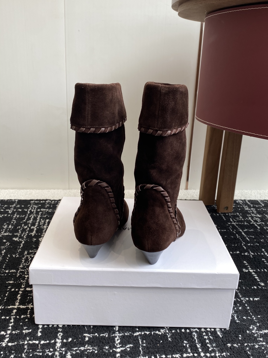 代购级
Isabel Marant  伊莎贝尔 24ss 少女感  一眼就心动

一脚蹬坡跟短靴  is