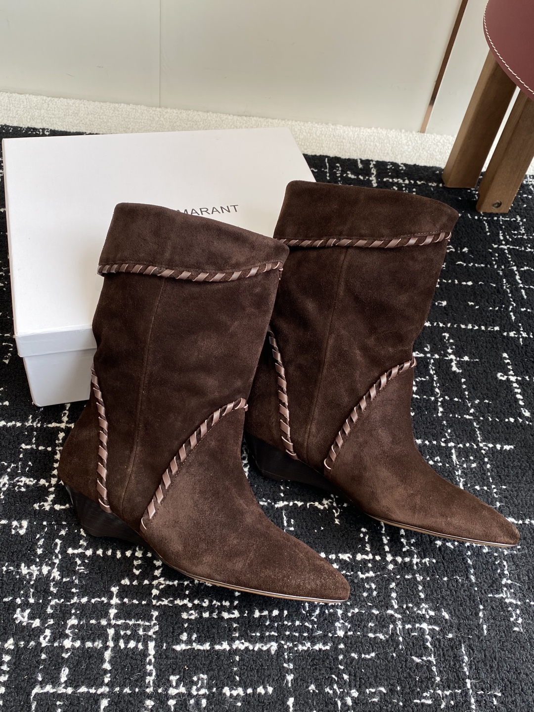 代购级
Isabel Marant  伊莎贝尔 24ss 少女感  一眼就心动

一脚蹬坡跟短靴  is