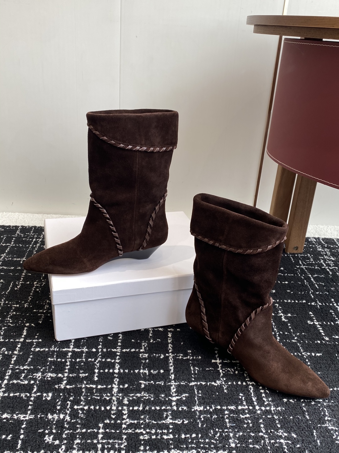 代购级
Isabel Marant  伊莎贝尔 24ss 少女感  一眼就心动

一脚蹬坡跟短靴  is