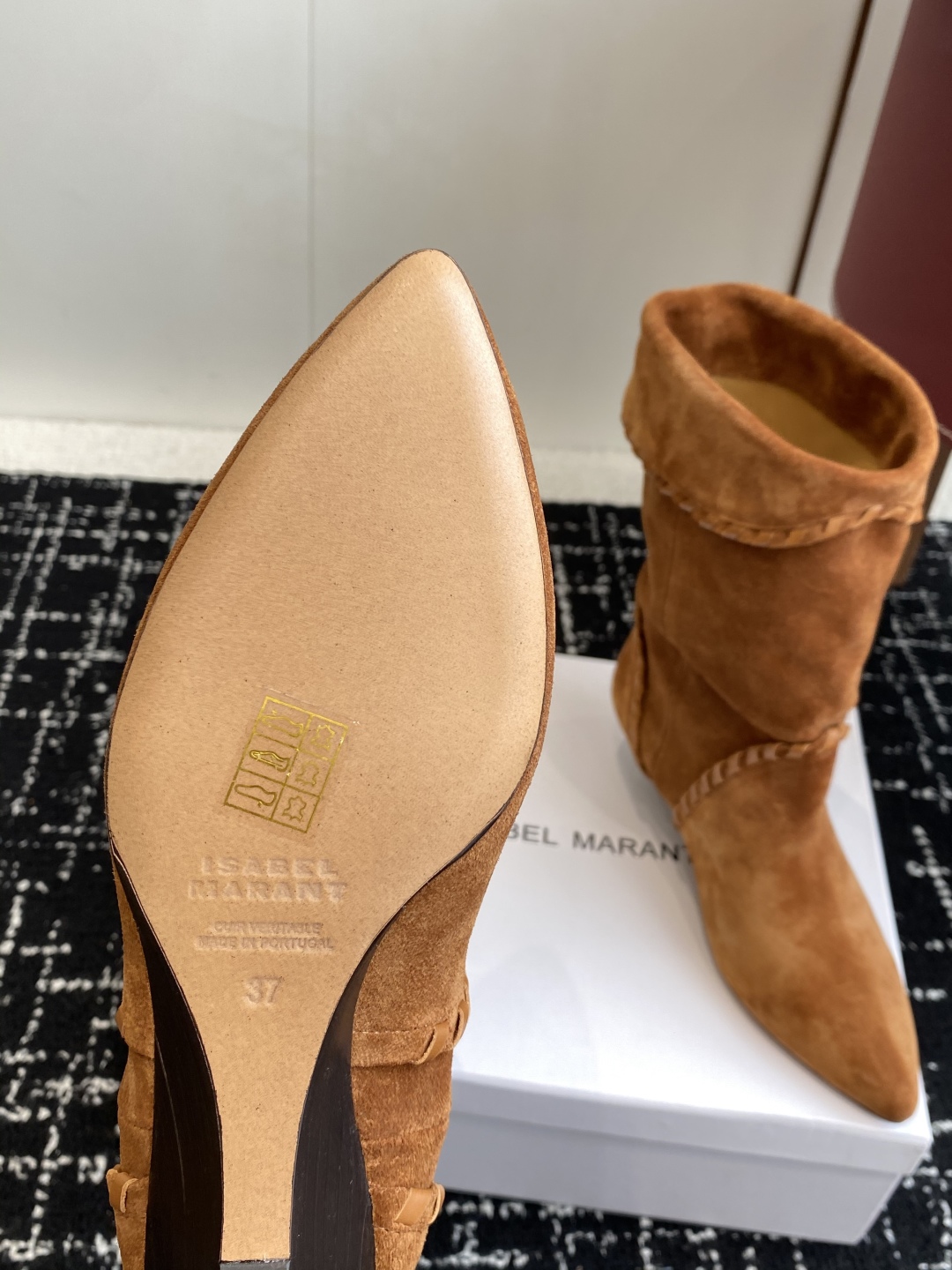 代购级
Isabel Marant  伊莎贝尔 24ss 少女感  一眼就心动

一脚蹬坡跟短靴  is