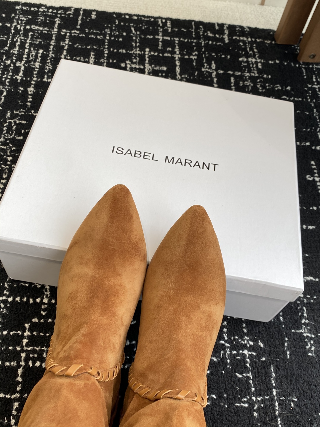 代购级
Isabel Marant  伊莎贝尔 24ss 少女感  一眼就心动

一脚蹬坡跟短靴  is