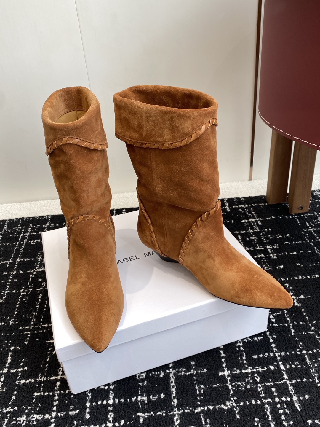 代购级
Isabel Marant  伊莎贝尔 24ss 少女感  一眼就心动

一脚蹬坡跟短靴  is